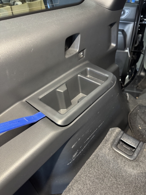 <p>Using the trim tool, remove the OEM cup holder. </p>