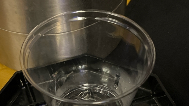 <p>Agarrar el vaso</p>
