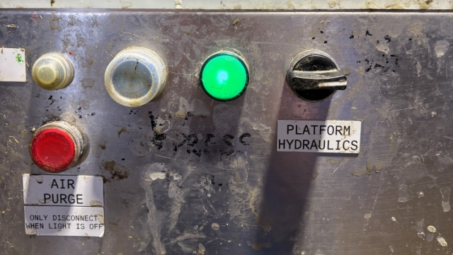 <p>Make sure switch for the Hydraulic Motor is turned on and the light is green 🟢</p>