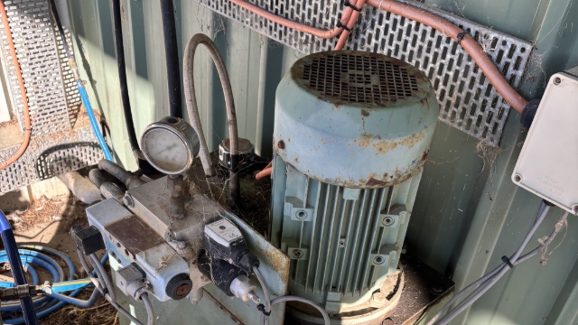 <p>Make sure the hydraulic pump is working </p>