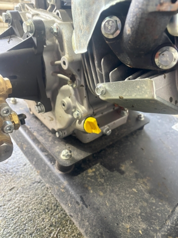 <p>Before using always check the oil level, to check unscrew the yellow cap.</p>