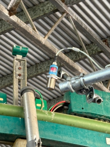 <p>This is the last sensor, this reads if there is a cow in the bail. make sure this is pointing at the platform.</p>
