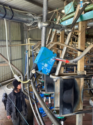 <p>This is the retention bar sencor the teat wand wont spray if the bar is down. make sure this is pointing to the retention bar. </p>