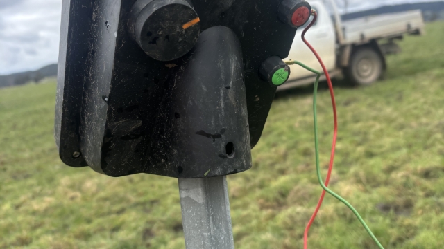 <p>Place the solar unit on top of a steel post.</p>