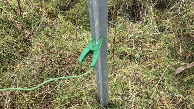 <p>Attached the green clip to the steel post, this is for the earth</p>