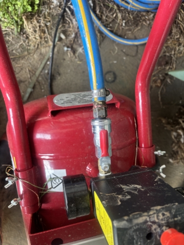 <p>make sure the blue hose is connected to the silver fitting and the tap is turned on. The red tab should be pointing towards the hose.</p>
