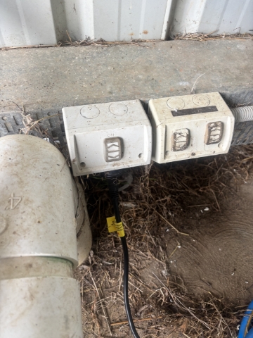 <p>If there is no air to gate at cups on, the teat sprayer or the floodwash tank then there is a issue .</p><p>First make sure the air compressor is plugged in and turned on.</p>