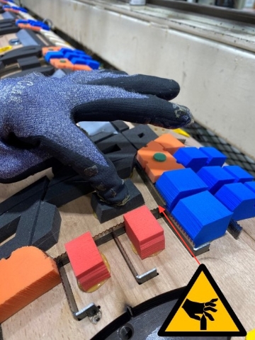 <p>Press and hold rubber to the surface of the die (Time to hold dependent on ambient temperature, usually a couple of seconds).</p><p>Beware of the cutting rules on the die as they are very sharp.</p>