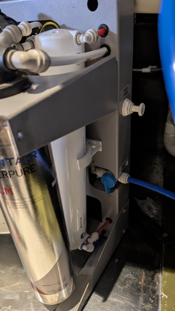 <ol><li><p>Install the membrane cartridge. Push each John Guest elbow firmly into their corresponding colour. </p></li></ol><p></p>