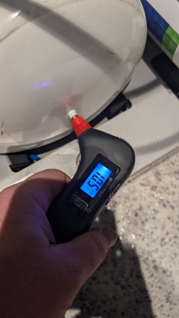 <ol><li><p>Periodically check the pressure of the pump.</p></li><li><p>Once you have obtained 10 psi replace the blue cap.</p></li><li><p>Lift the unit back onto it's feet.</p></li></ol><p>NB. If you intend on attaching an additional tank, set this to 15-20 PSI.</p><p></p>