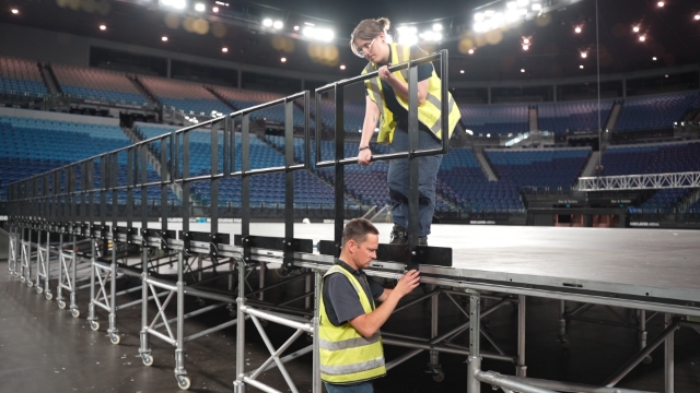 <h1>Hold Handrail</h1><p></p><p><strong>Important: The person on the stage&nbsp;needs to hold the weight of the handrail.</strong></p><p></p><p>Once the pins come out, the handrail is unsecured and will fall.</p>