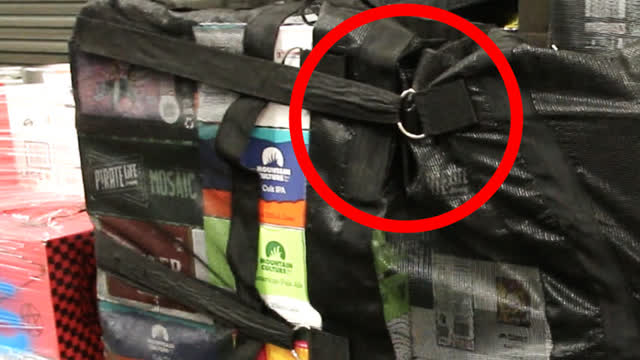 <p>Attach the highest strap to the 2nd ring, and attach the top strap.</p>
