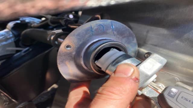 <p>Remove cap</p>
