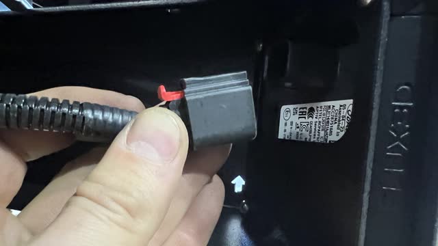 <p>Plug-in harness on both sides it is easy to identify the correct plug. It hurt as it has a red tab as shown above.</p>