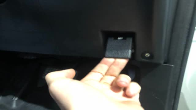 <p>Release fuel door</p>