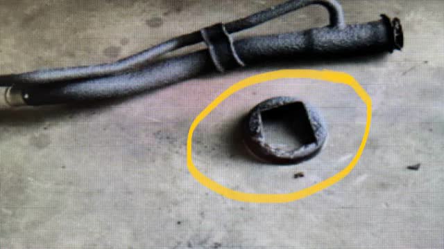 <p>Cut off all Mounts and Shroud from filler neck</p>
