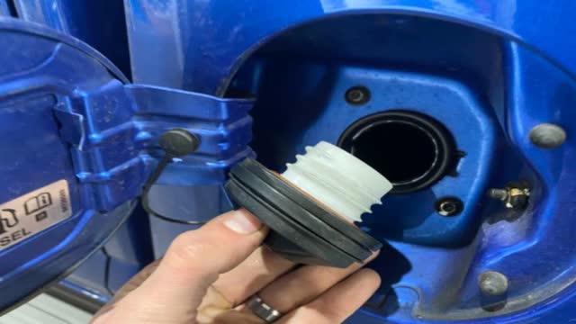 <p>Remove cap</p>
