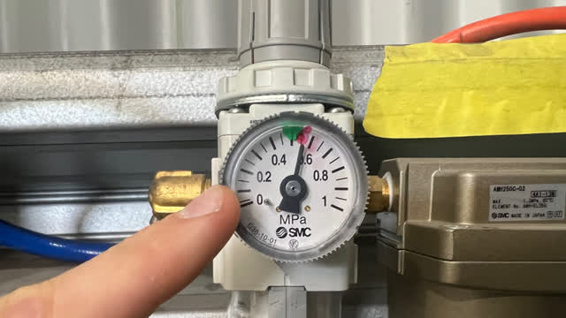 <p>Should look like this.
If not showing any air, go and turn on air compressor.</p>
