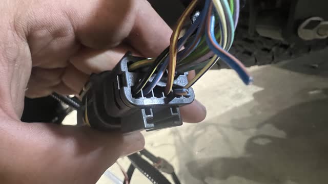 <p>Trim this wire as shown. Colour = Blue with a pink/Brown stripe</p>