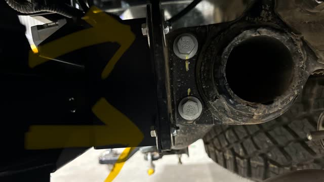 <p>Tighten the bracket To the vehicle</p>