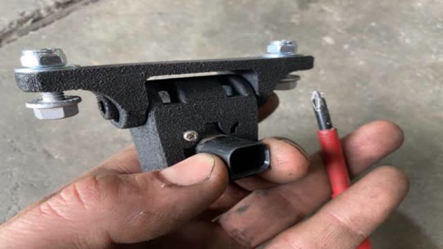 <p>Looks like this from back
Tighten camera to bracket with the 2 x small original screws</p>