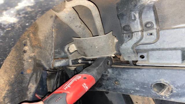 <p>Remove bracket, 10mm</p>