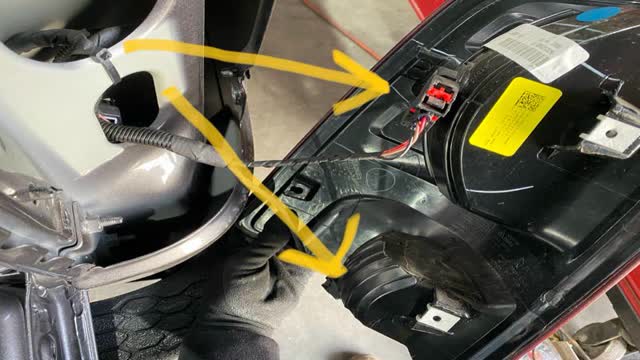 <p>Alternative wiring on EXPRESS model, has 2 plugs per light,</p>
