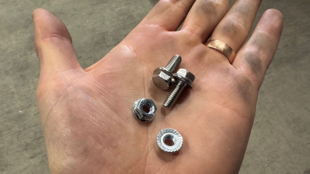 <p><strong>Easy to forget</strong> !</p>
<p>Make sure the camera bracket is set with two M6 bolts and two M6 nuts</p>
