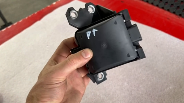 <p><strong>Radar- Lane Change Assist</strong>
<a href="https://knowby.show/4e939e76-54b1-4de5-ba21-f5d7c64353a0">Re-Mount Radars</a></p>
