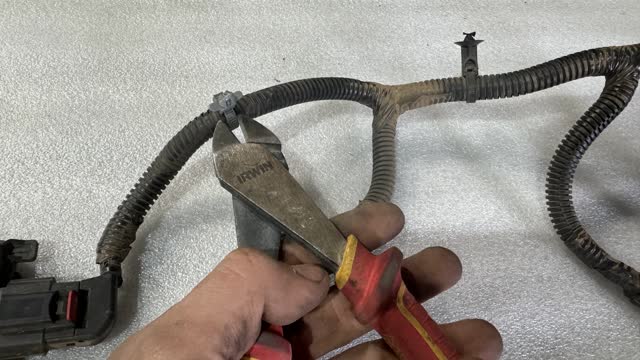 <p>Trim the excess clips from the harness</p>