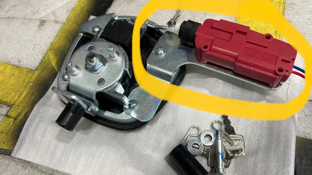 <p>You know you have the “central locking” type latch if it has this red actuator attached 👍</p>