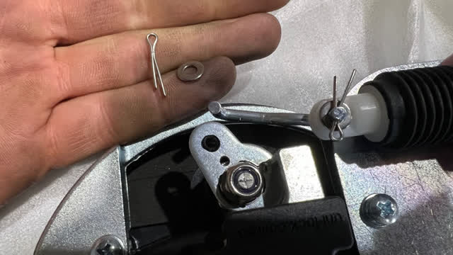 <p>Disconnect the actuator. Keep the split pin and washer! They will be reused</p>