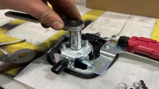 <p>Remove nut. 14mm</p>