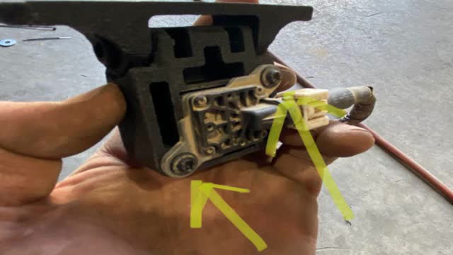 <p>Fit original screws</p>
