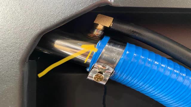 <p>Blue hose pushed fully on</p>