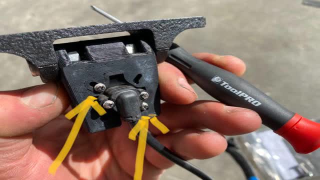 <p>Tighten camera to bracket using the original screws.</p>
