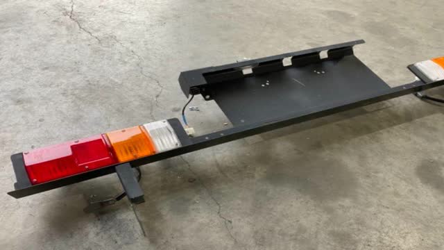 <p>Identify rear light bar (it would have been removed from vehicle)</p>
