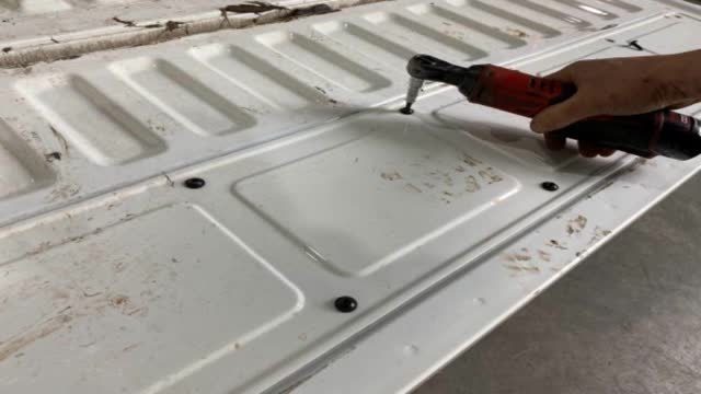 <p>T27 aagin to remove tailgate panel</p>