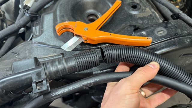 <p><strong>The AdBlue pipes need to be extended.</strong></p>
<p>Cut the AdBlue filler pipe in the location shown here</p>