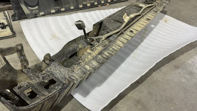 <p>Set the bumper down on foam or blanket, so it is not damaged.</p>