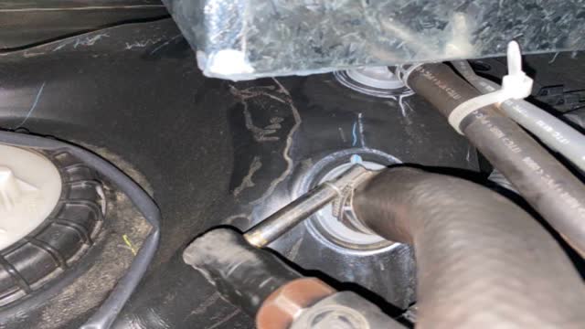 <p>Tighten clamp to tank</p>