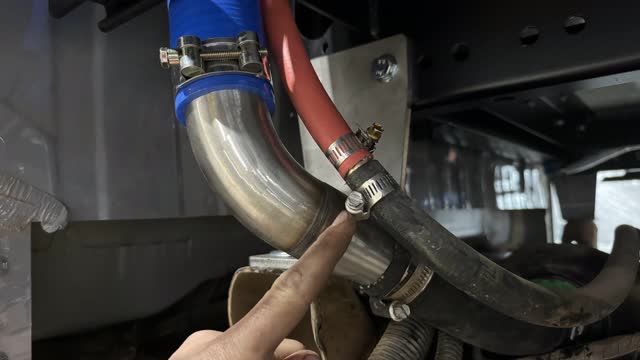 <p>Connect and tighten the breather hose</p>