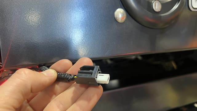 <p>Identify the vehicle plug (passenger side) This is the original Licence plate light harness.</p>
