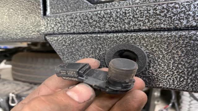<p>This is showing the sensor and the bracket it will go into</p>
