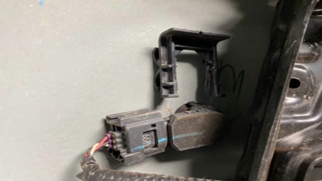 <p>Clip is now removed, sensor will now come out</p>
