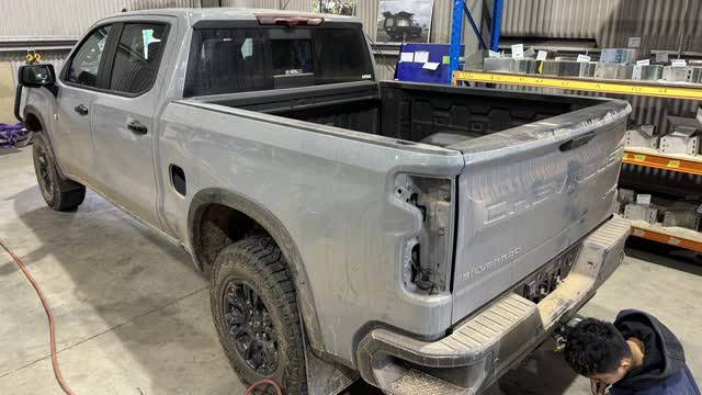 <p><strong>Tub</strong></p>
<ul>
<li><a href="https://knowby.show/3dd0cb70-34eb-43f8-8be3-ea2572a6a940">How to remove the Silverado 1500 Tub</a></li>
</ul>