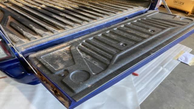 <p>Open tailgate</p>