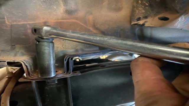 <p>Front Mount, Tight! Use breaker bar, 17mm</p>