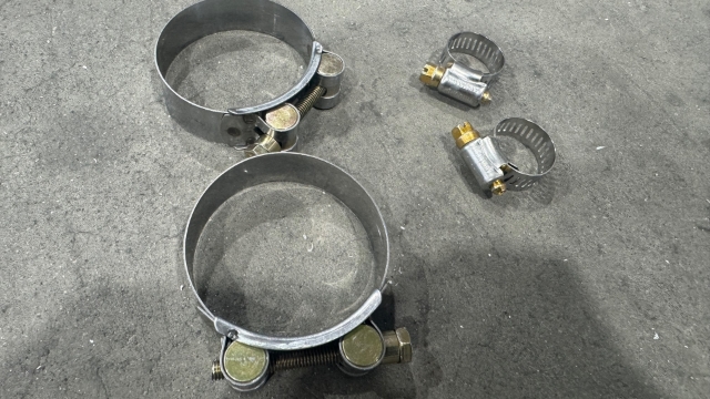 <p>Clamps</p>
<ul>
<li>2 x 58-61mm (651-597)</li>
<li>2 x 12-22mm (651-595)</li>
</ul>