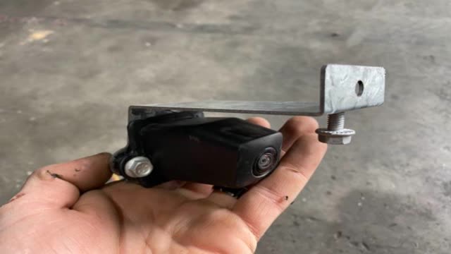 <p>Assemble camera to bracket</p>
